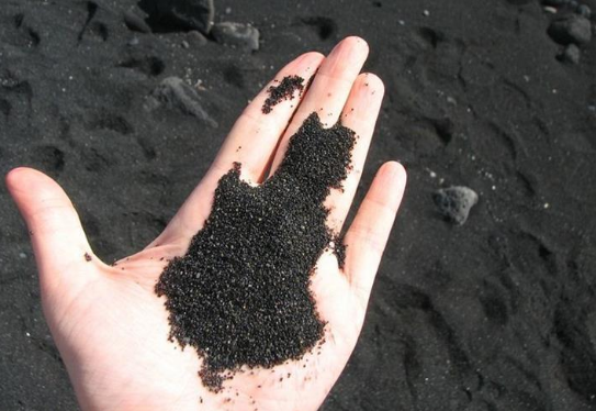 الرمال السوداء .. كنز جديد يدخل على مصر ملايين الدولارات 